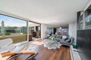 Luxurious penthouse with stunning lake and mountain views